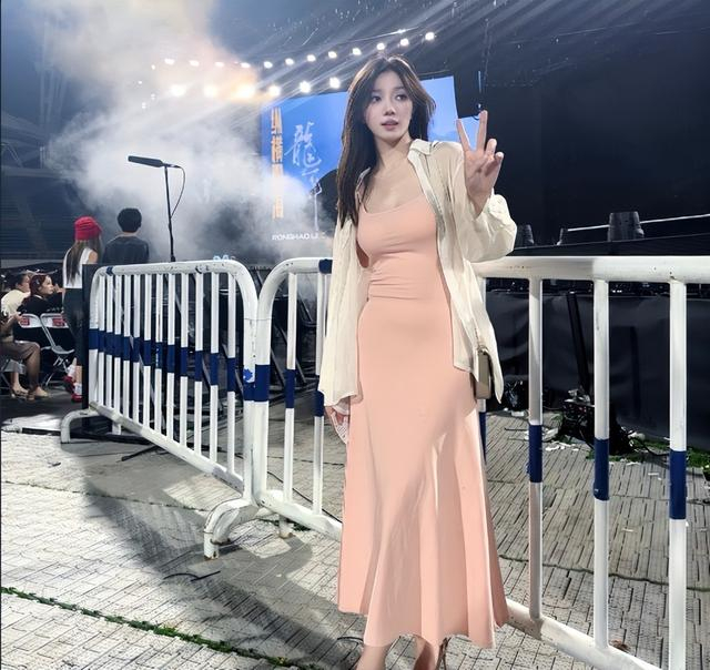 世界杯直播下载-姜伟泽和女友近照,小角色逆袭,年薪275万,女友是性感美女|吉林队|中国男篮|nba|吉林市|吉林省_新浪体育_新浪新闻